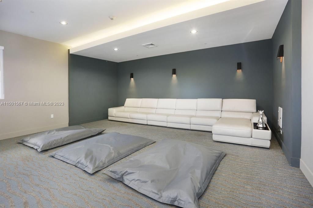 Recently Rented: $5,500 (3 beds, 3 baths, 1435 Square Feet)