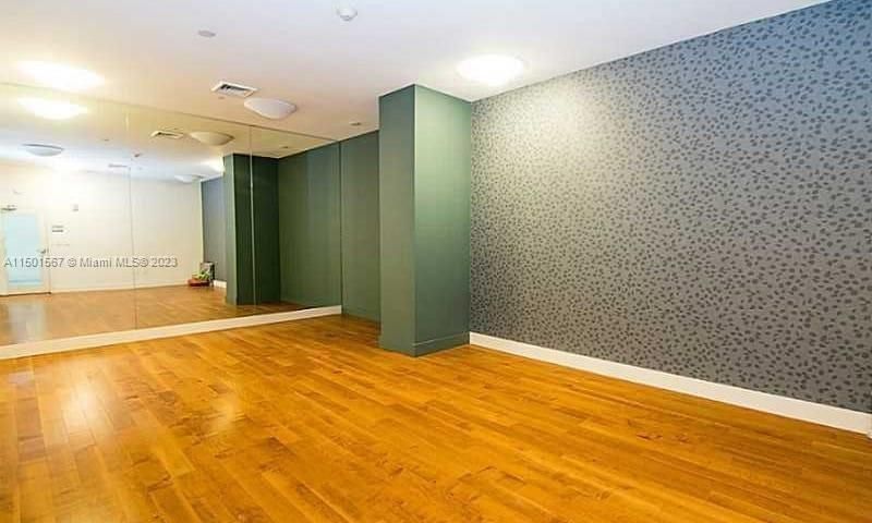 Recently Rented: $5,500 (3 beds, 3 baths, 1435 Square Feet)