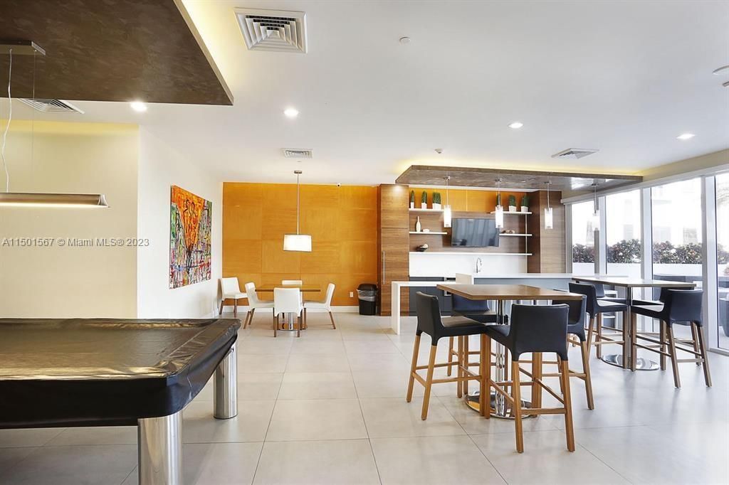 Recently Rented: $5,500 (3 beds, 3 baths, 1435 Square Feet)