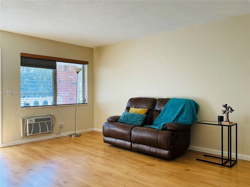 For Sale: $131,000 (1 beds, 1 baths, 615 Square Feet)
