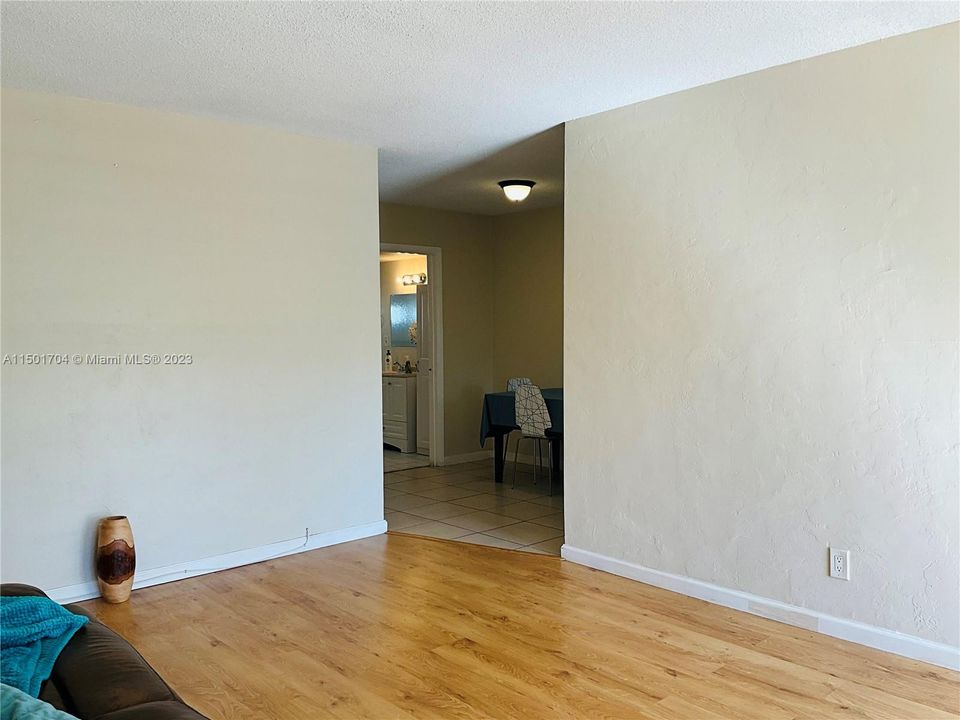 For Sale: $131,000 (1 beds, 1 baths, 615 Square Feet)