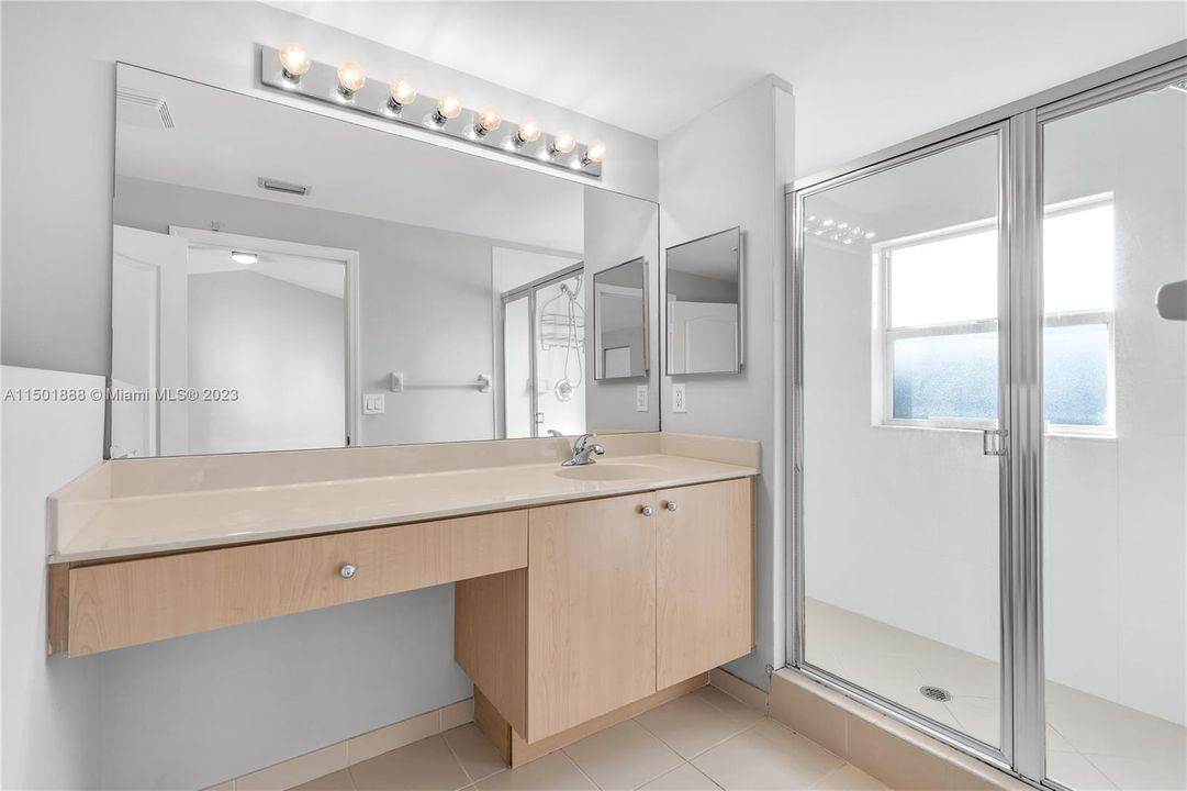 Недавно продано: $359,900 (2 спален, 2 ванн, 1448 Квадратных фут)