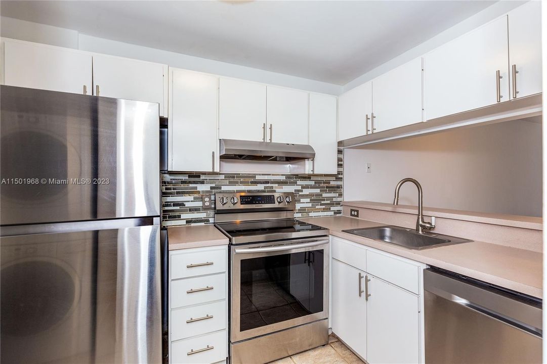 For Sale: $475,000 (2 beds, 1 baths, 746 Square Feet)