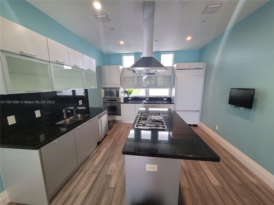 Recently Sold: $899,000 (3 beds, 3 baths, 2330 Square Feet)