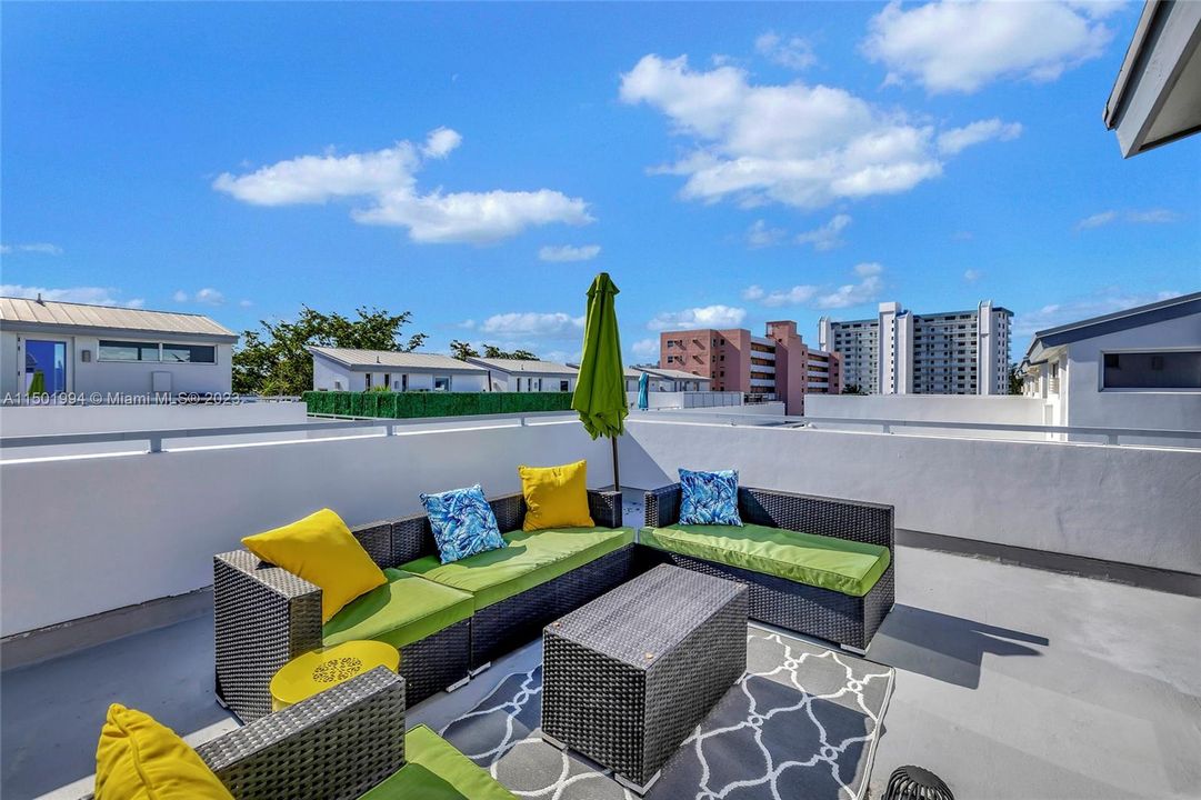 Rooftop Terrace w/ elevator access