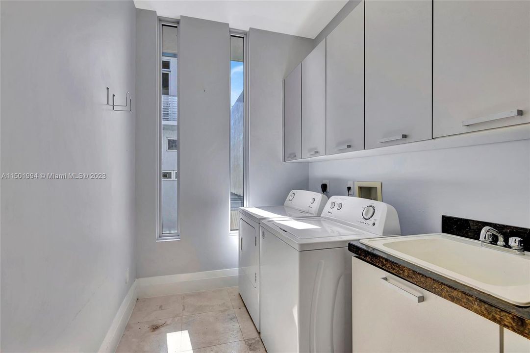 2nd level large laundry room