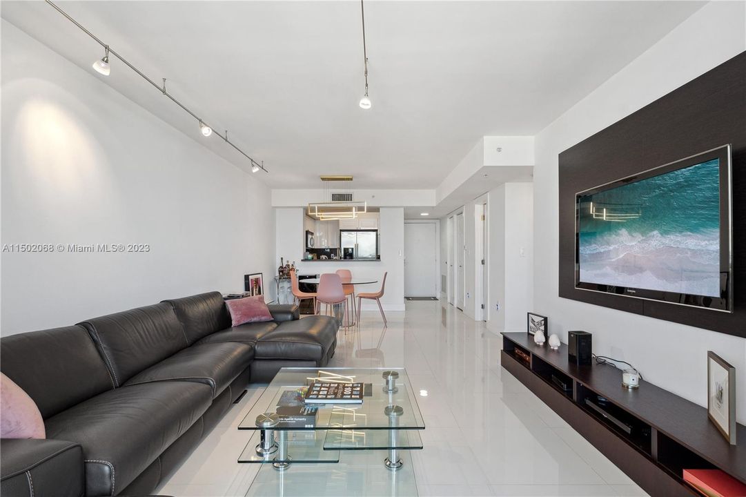 Recently Rented: $4,200 (1 beds, 1 baths, 800 Square Feet)