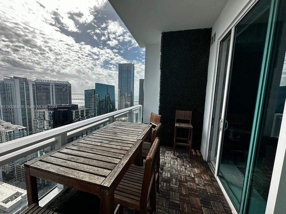 For Sale: $890,000 (1 beds, 1 baths, 830 Square Feet)