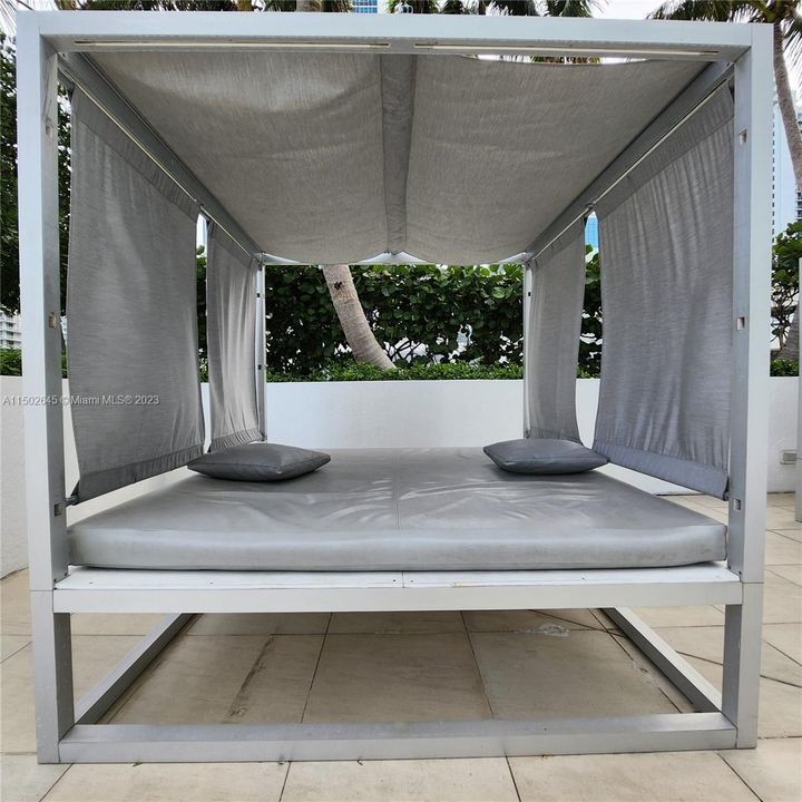 Recently Rented: $4,700 (2 beds, 2 baths, 1101 Square Feet)