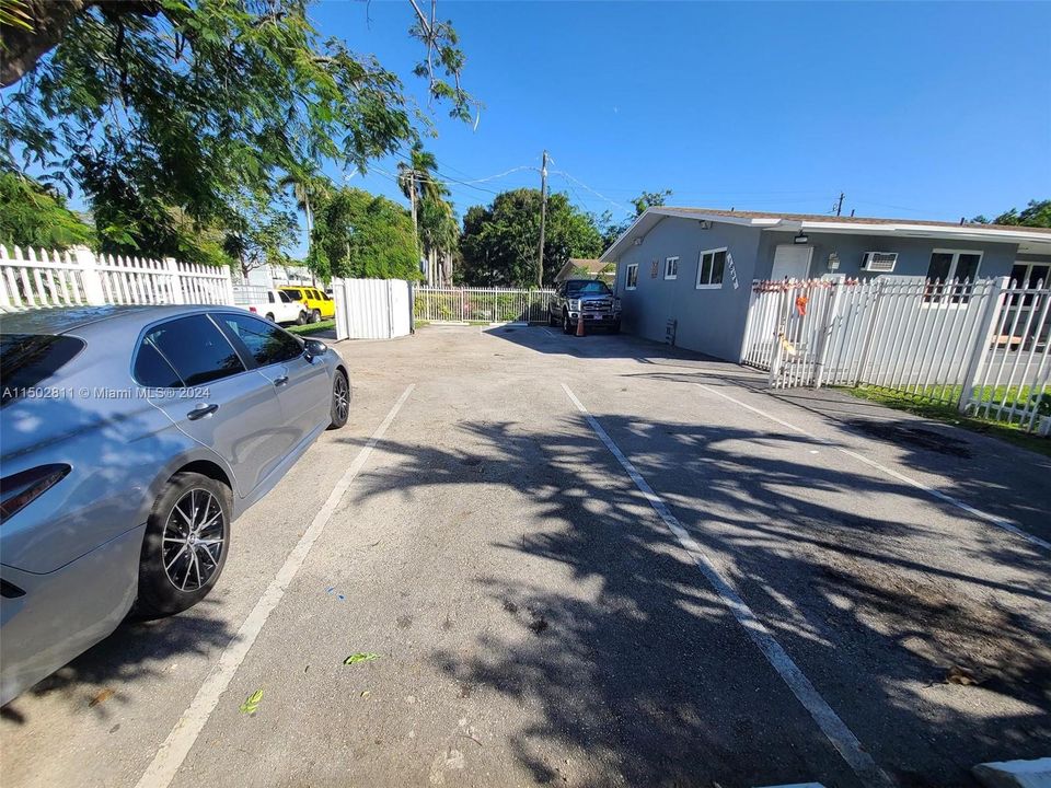 Recently Rented: $1,950 (1 beds, 1 baths, 720 Square Feet)