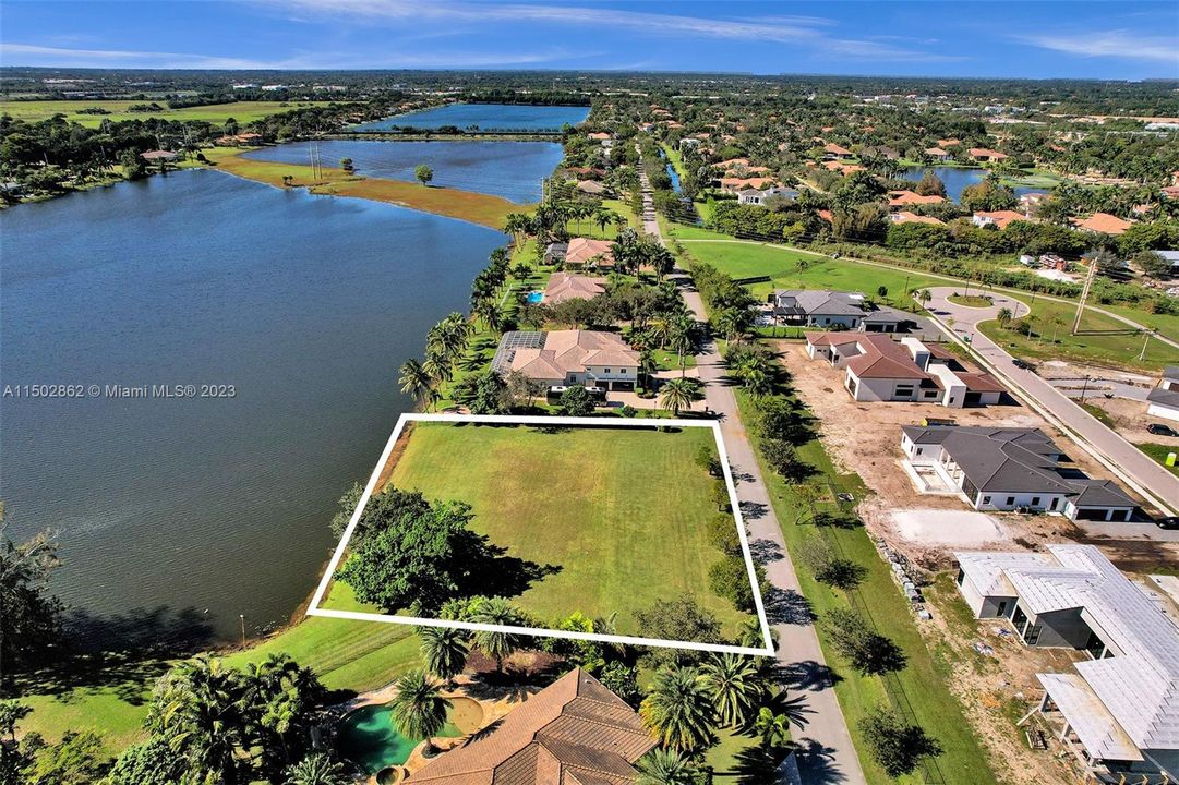 Vendido Recientemente: $1,250,000 (38,650 sqft)