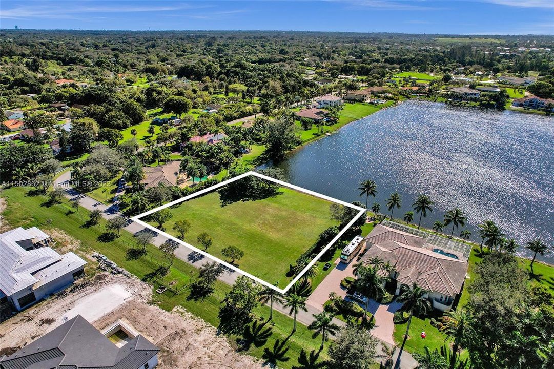 Vendido Recientemente: $1,250,000 (38,650 sqft)