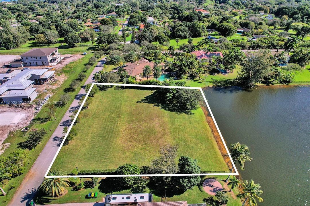 Vendido Recientemente: $1,250,000 (38,650 sqft)