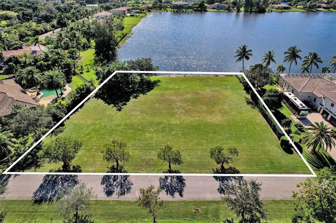 Vendido Recientemente: $1,250,000 (38,650 sqft)