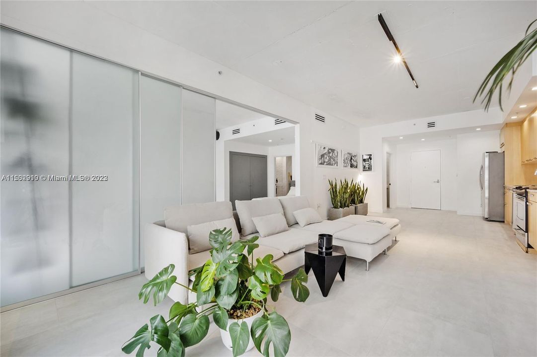 For Sale: $799,000 (1 beds, 1 baths, 962 Square Feet)