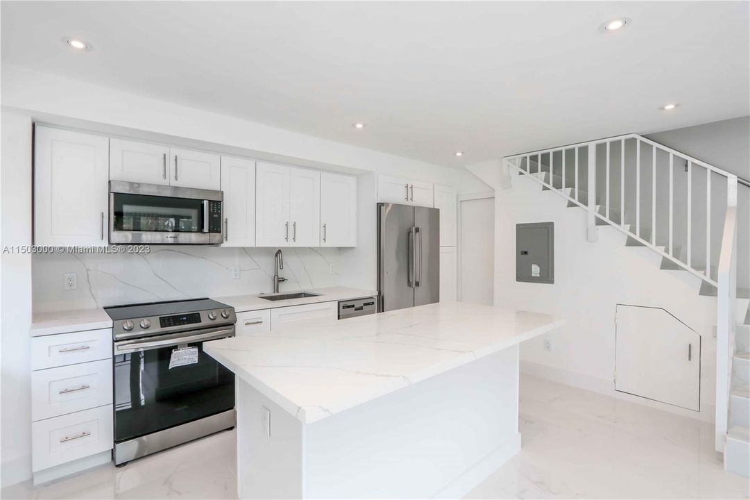 For Sale: $725,000 (2 beds, 1 baths, 837 Square Feet)