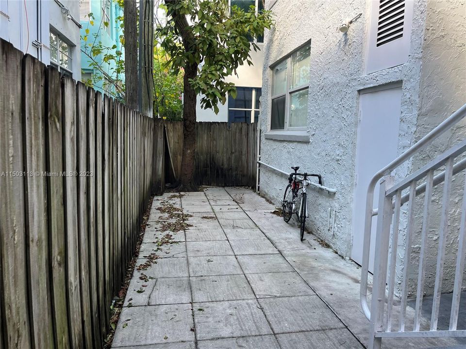 For Sale: $224,900 (1 beds, 1 baths, 420 Square Feet)