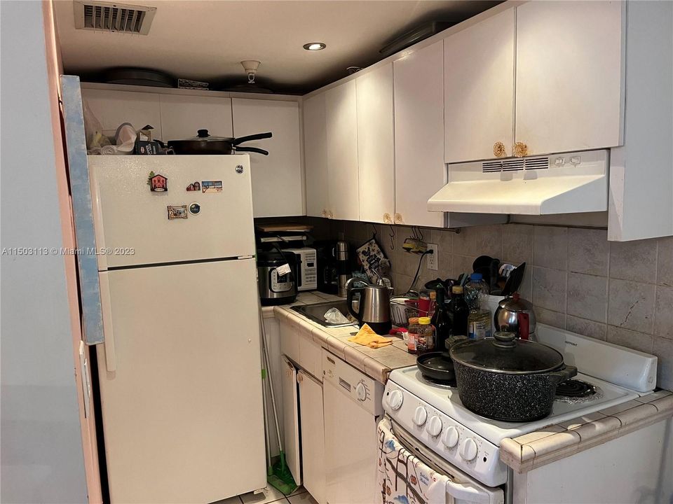 For Sale: $224,900 (1 beds, 1 baths, 420 Square Feet)