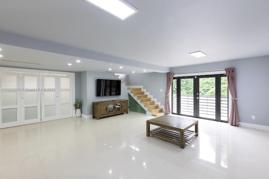 Recently Rented: $3,750 (3 beds, 3 baths, 1880 Square Feet)