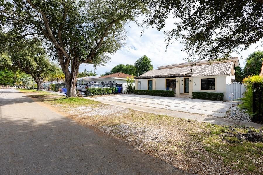 Recently Rented: $3,750 (3 beds, 3 baths, 1880 Square Feet)