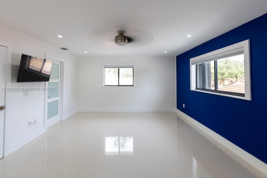 Recently Rented: $3,750 (3 beds, 3 baths, 1880 Square Feet)