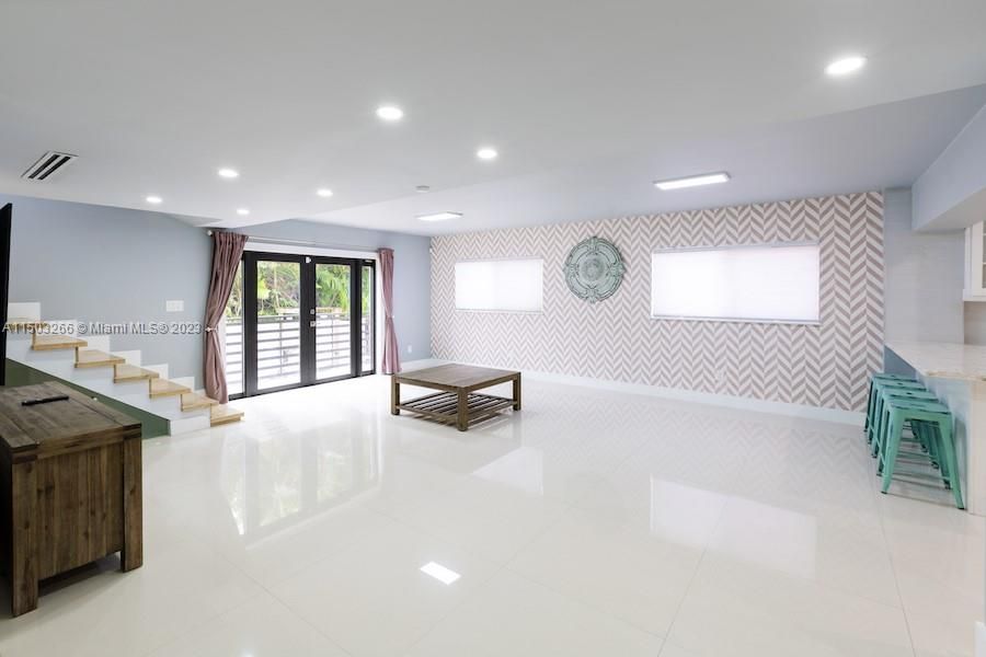 Recently Rented: $3,750 (3 beds, 3 baths, 1880 Square Feet)