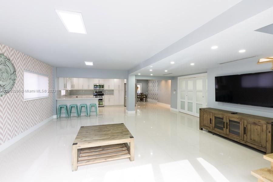 Recently Rented: $3,750 (3 beds, 3 baths, 1880 Square Feet)