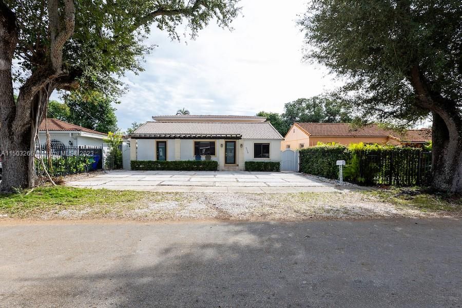 Recently Rented: $3,750 (3 beds, 3 baths, 1880 Square Feet)