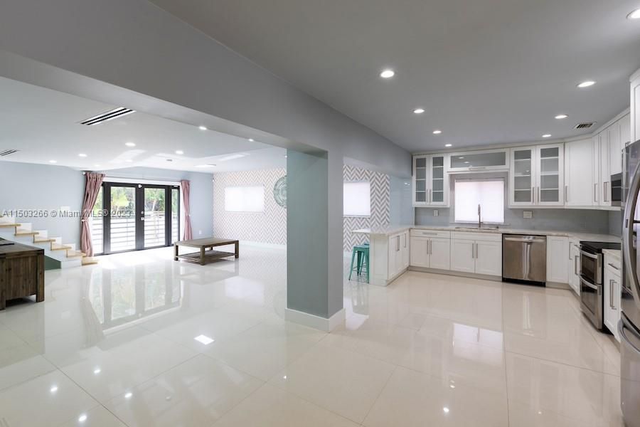 Recently Rented: $3,750 (3 beds, 3 baths, 1880 Square Feet)