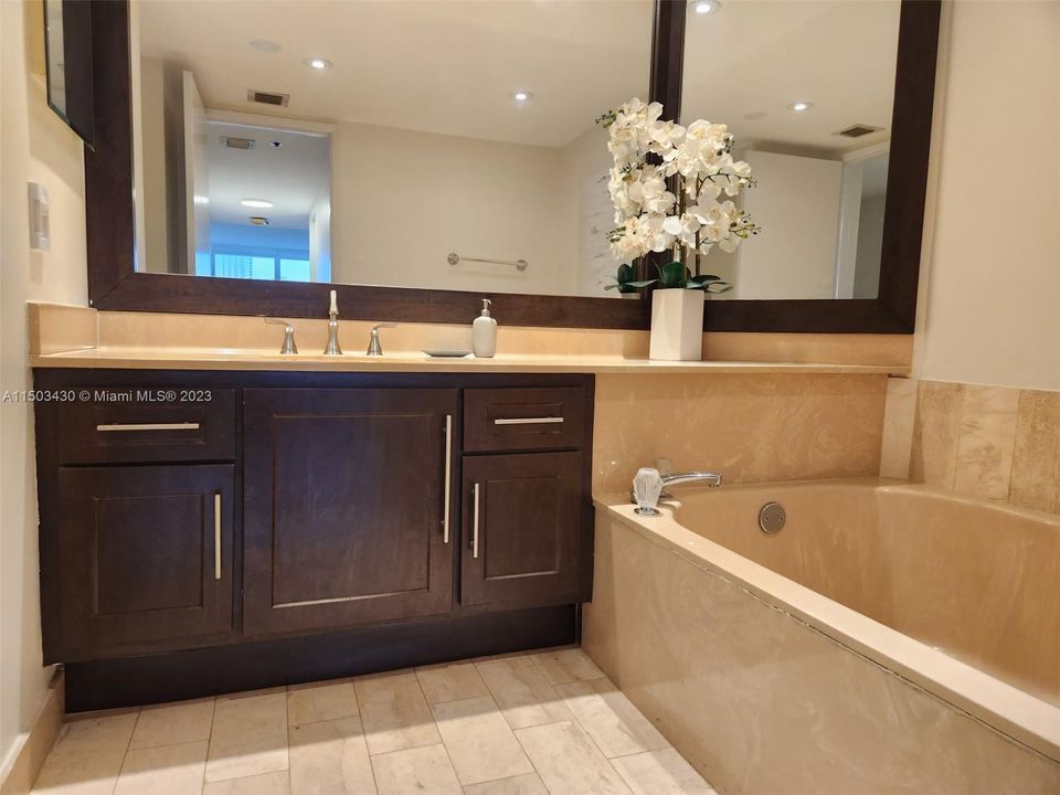 Recently Rented: $5,000 (2 beds, 2 baths, 1464 Square Feet)