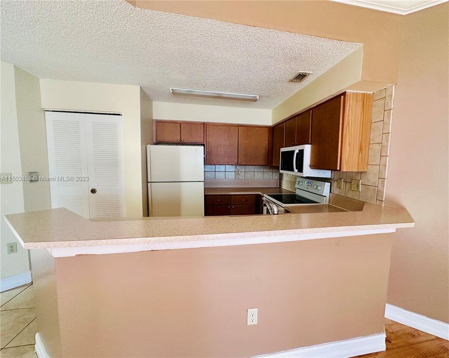 For Sale: $190,000 (1 beds, 1 baths, 632 Square Feet)