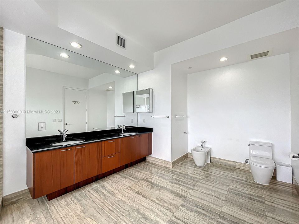 Recently Rented: $7,950 (3 beds, 3 baths, 2327 Square Feet)