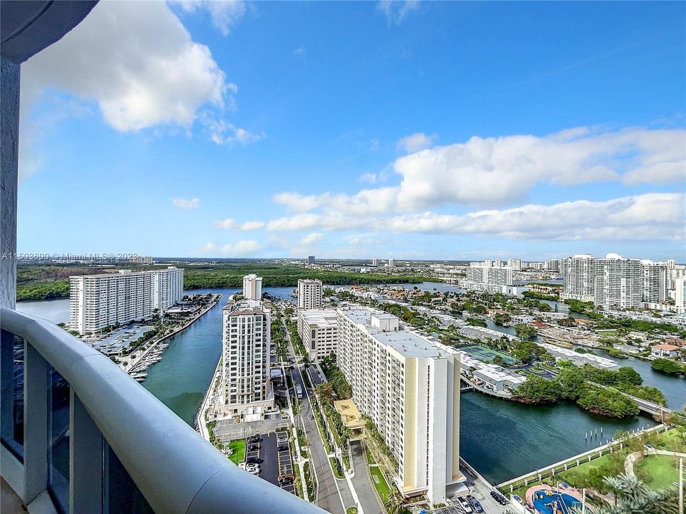 Recently Rented: $7,950 (3 beds, 3 baths, 2327 Square Feet)