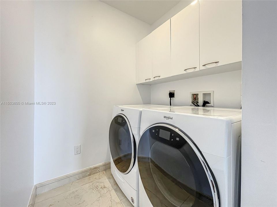 Recently Rented: $7,950 (3 beds, 3 baths, 2327 Square Feet)