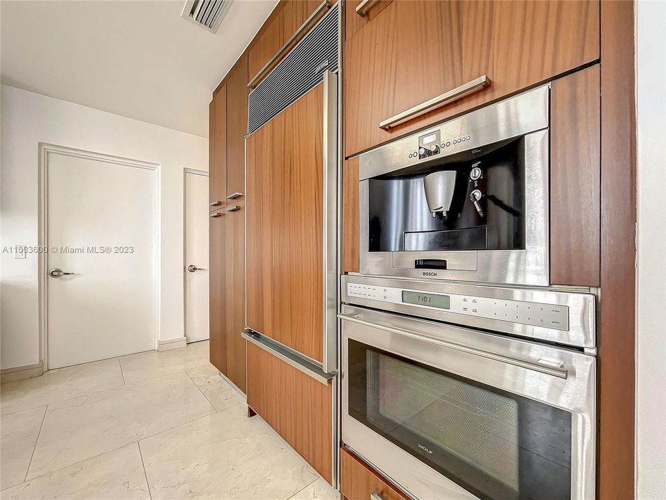 Recently Rented: $7,950 (3 beds, 3 baths, 2327 Square Feet)