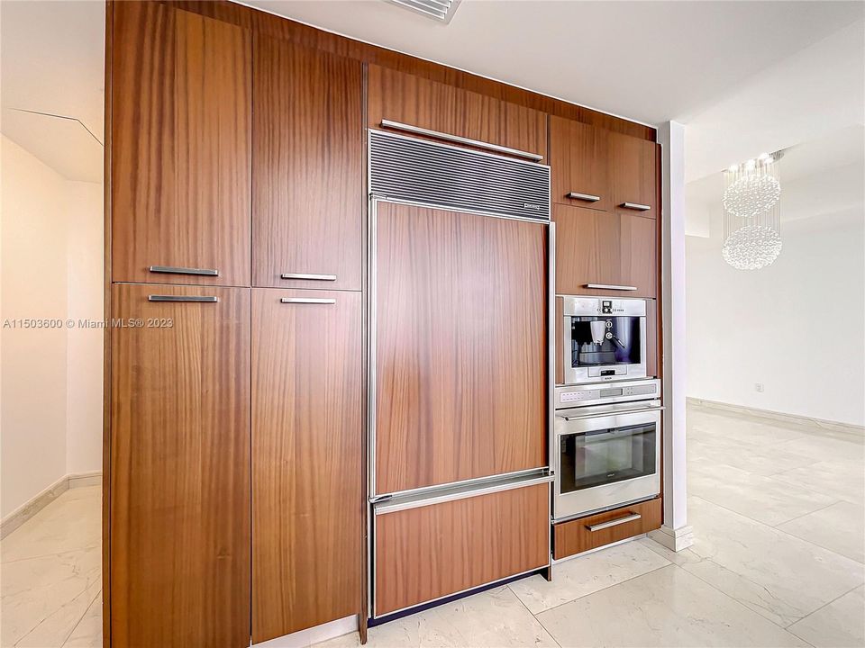 Recently Rented: $7,950 (3 beds, 3 baths, 2327 Square Feet)