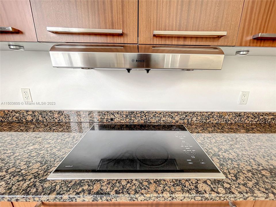 Recently Rented: $7,950 (3 beds, 3 baths, 2327 Square Feet)