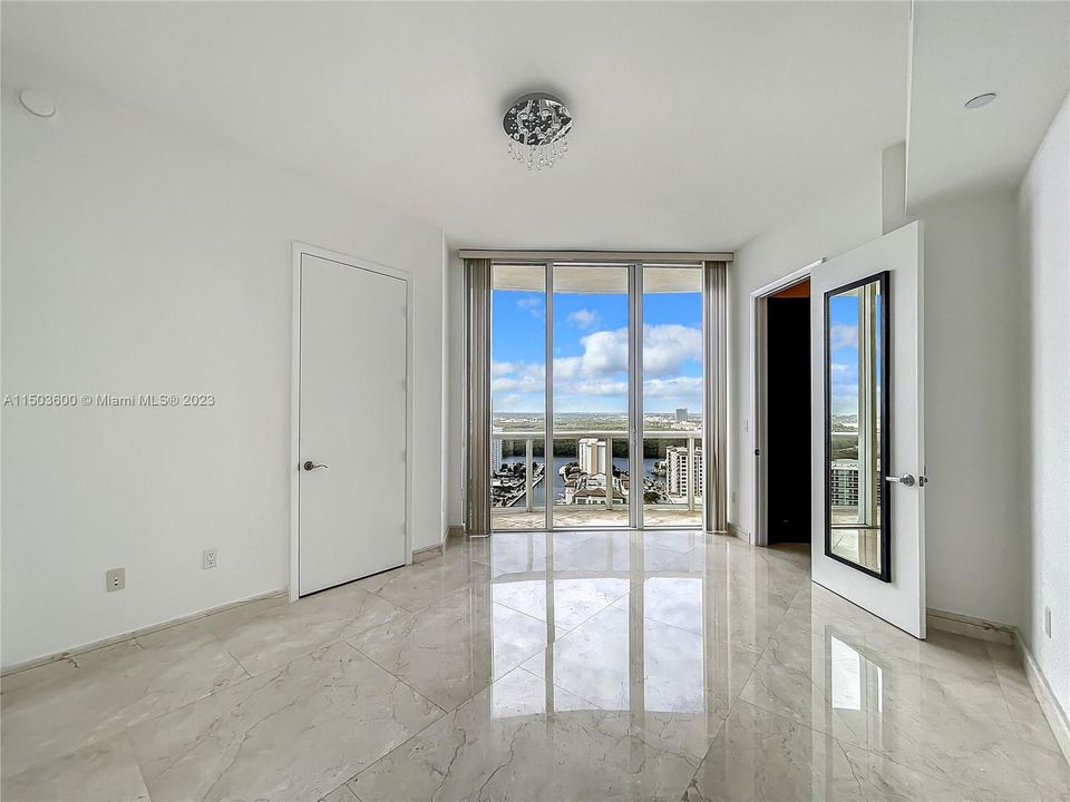 each bedroom has balcony,closet