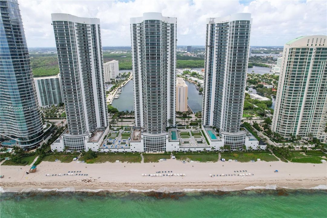 Recently Rented: $7,950 (3 beds, 3 baths, 2327 Square Feet)