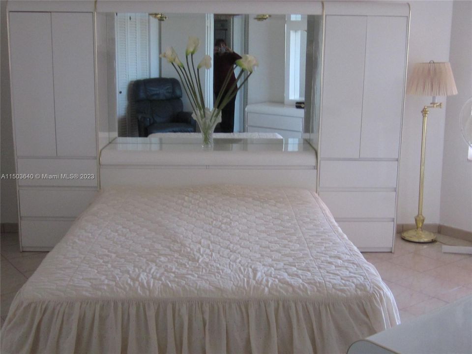 Recently Sold: $450,000 (1 beds, 1 baths, 866 Square Feet)