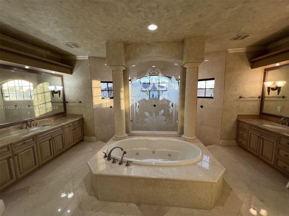 最近售出: $4,599,000 (5 贝兹, 6 浴室, 5274 平方英尺)