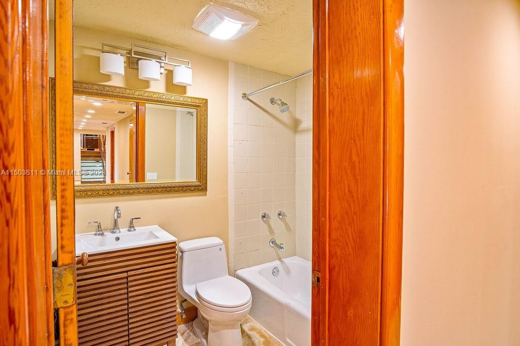 Недавно арендовано: $29,499 (6 спален, 6 ванн, 7294 Квадратных фут)