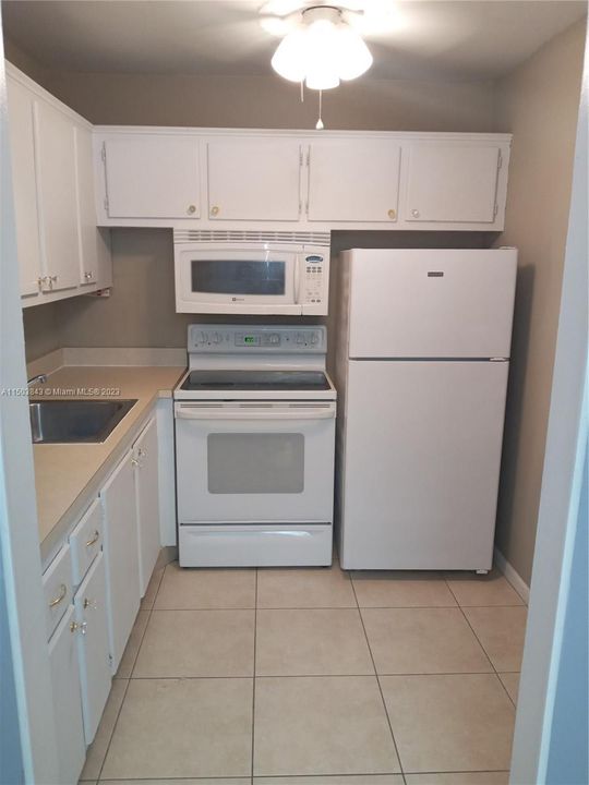 For Sale: $104,999 (1 beds, 1 baths, 702 Square Feet)