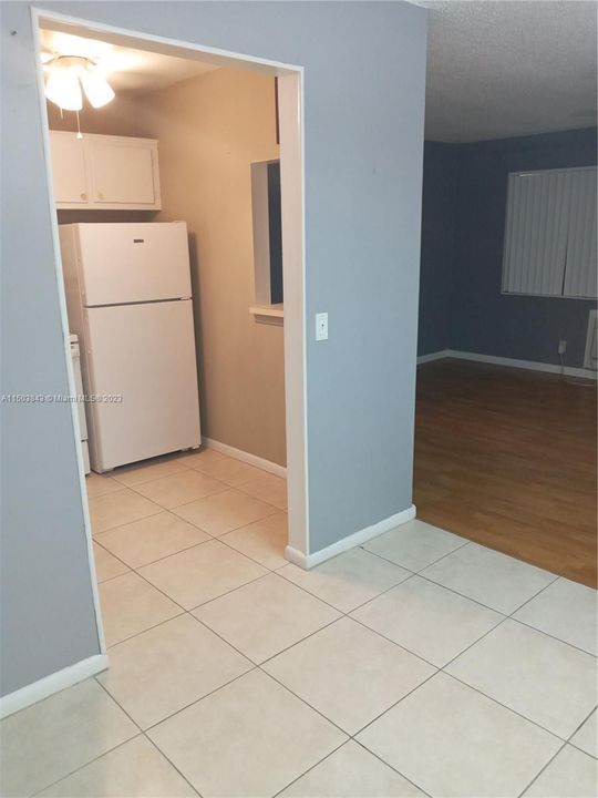 For Sale: $94,999 (1 beds, 1 baths, 702 Square Feet)