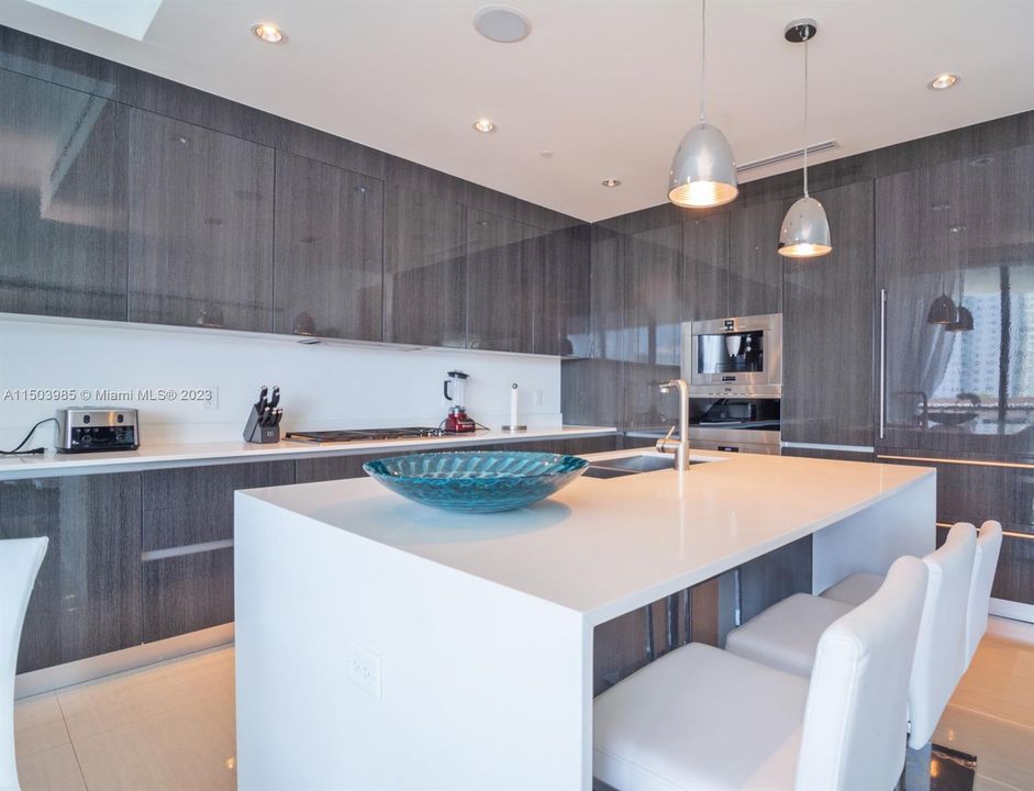 最近租的: $11,300 (3 贝兹, 4 浴室, 2398 平方英尺)