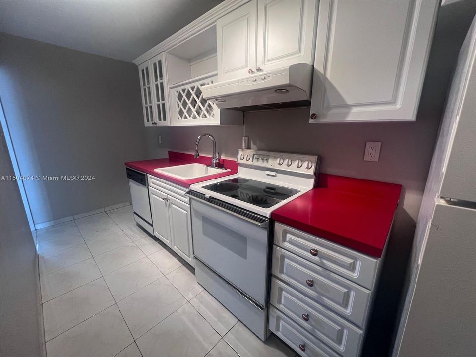 For Sale: $280,000 (0 beds, 1 baths, 545 Square Feet)