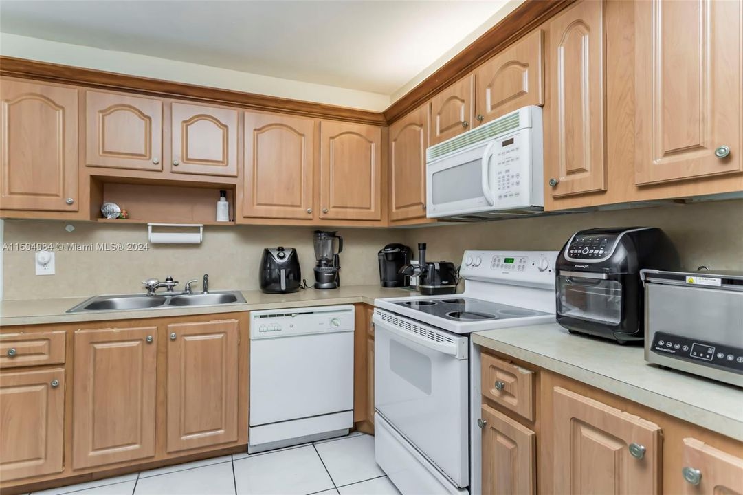 For Sale: $315,000 (2 beds, 2 baths, 1256 Square Feet)