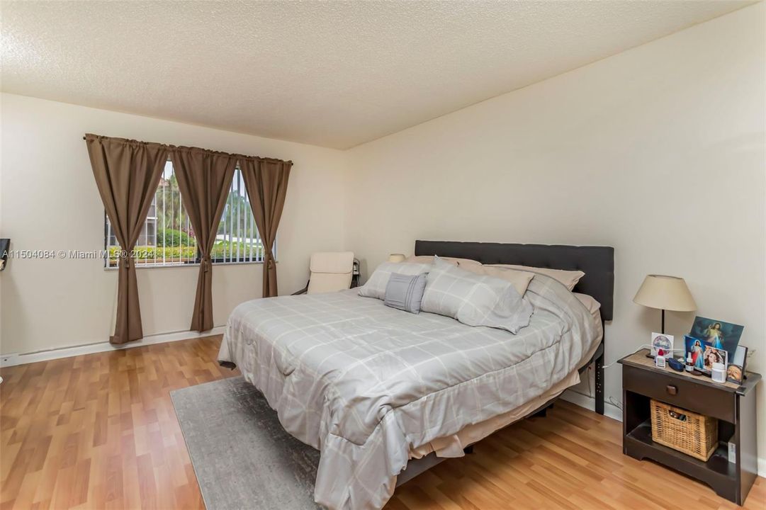 For Sale: $315,000 (2 beds, 2 baths, 1256 Square Feet)