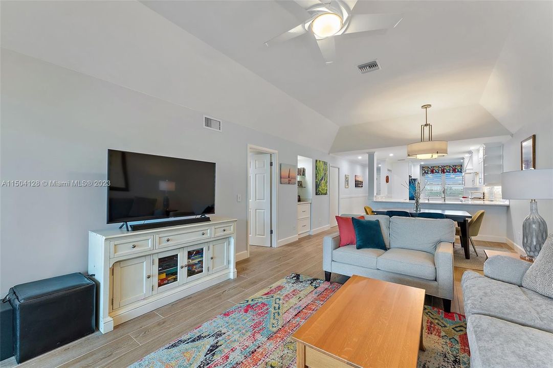 Recently Sold: $975,000 (2 beds, 2 baths, 1249 Square Feet)