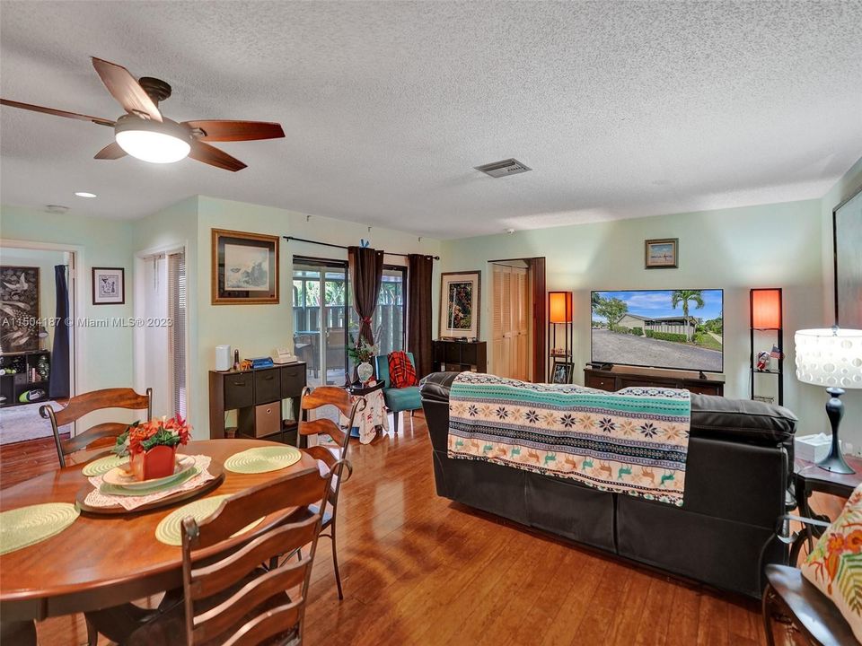 Vendido Recientemente: $235,000 (2 camas, 2 baños, 1243 Pies cuadrados)